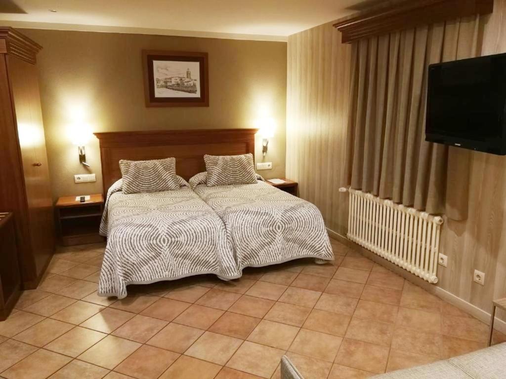 Hotel-Restaurante La Quadra Maçanet de Cabrenys Oda fotoğraf