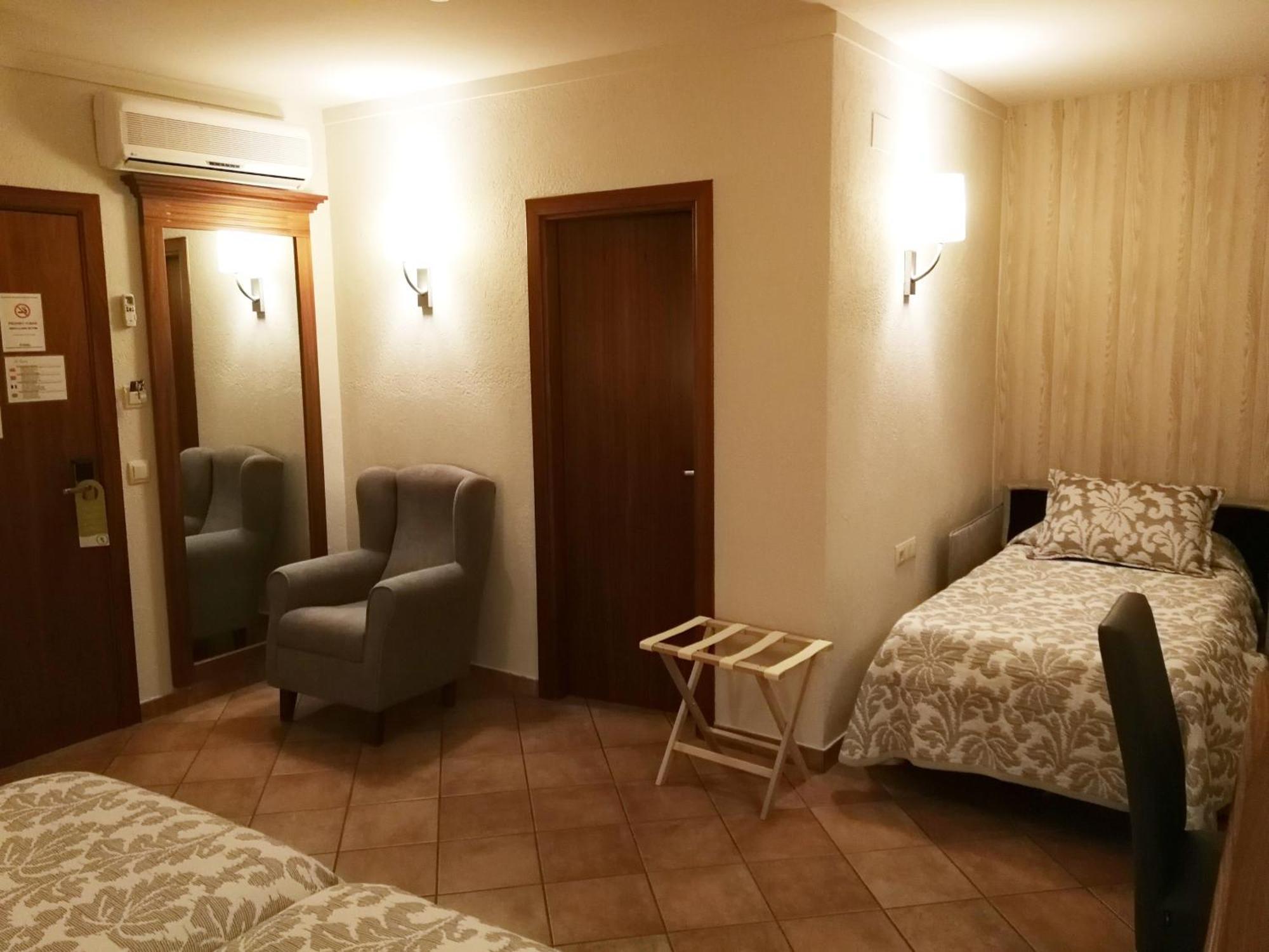 Hotel-Restaurante La Quadra Maçanet de Cabrenys Oda fotoğraf