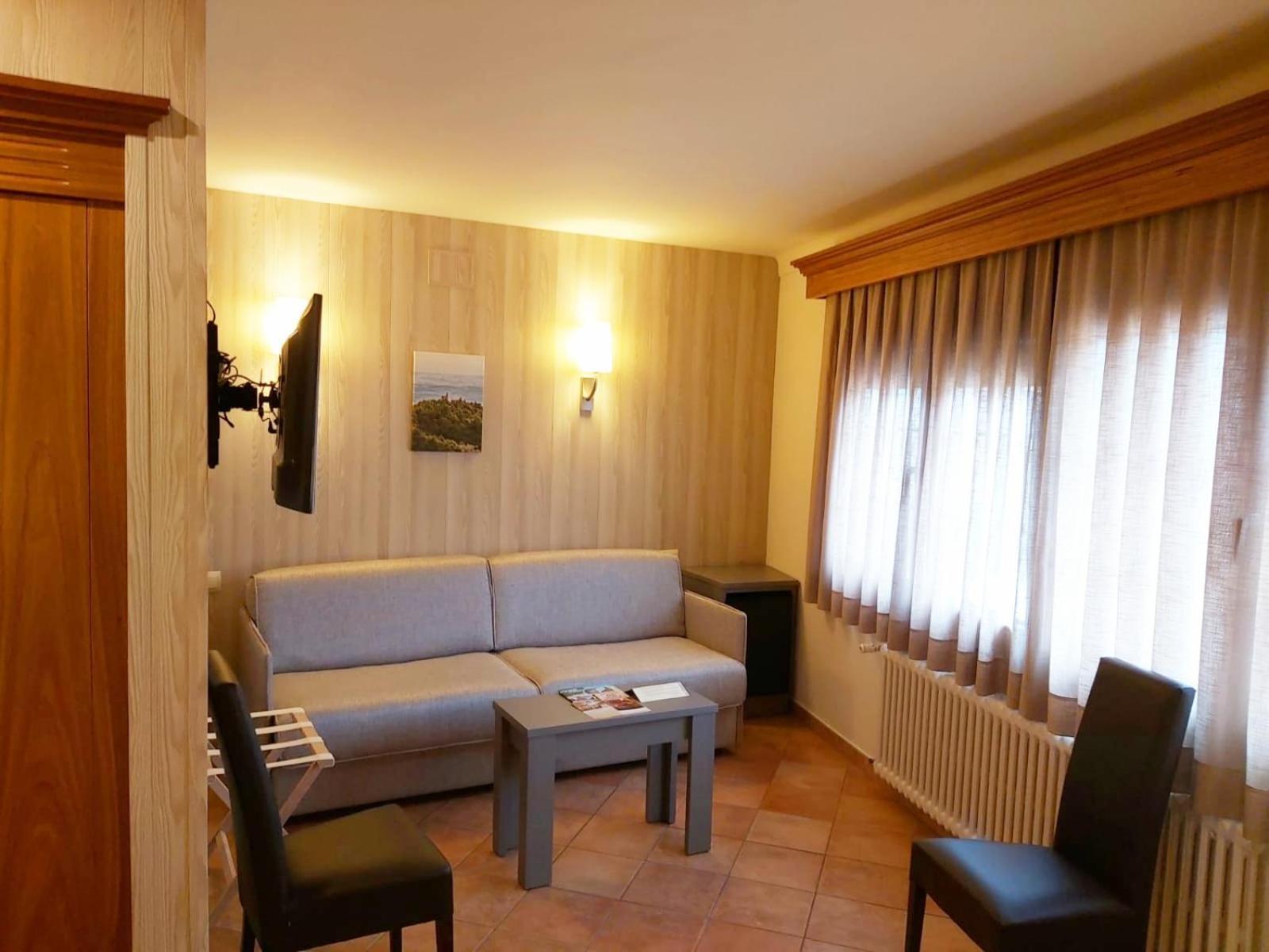 Hotel-Restaurante La Quadra Maçanet de Cabrenys Oda fotoğraf