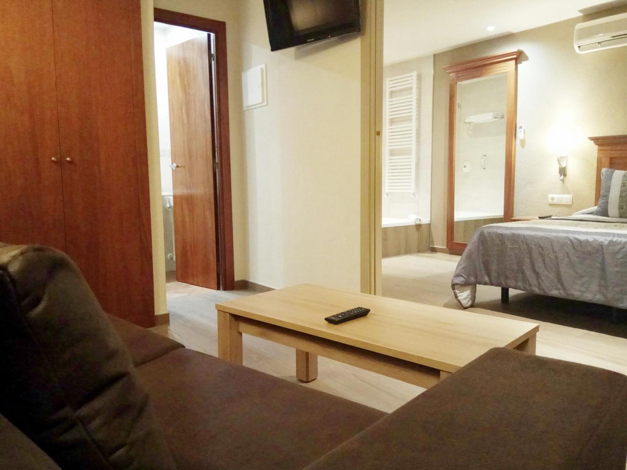 Hotel-Restaurante La Quadra Maçanet de Cabrenys Oda fotoğraf