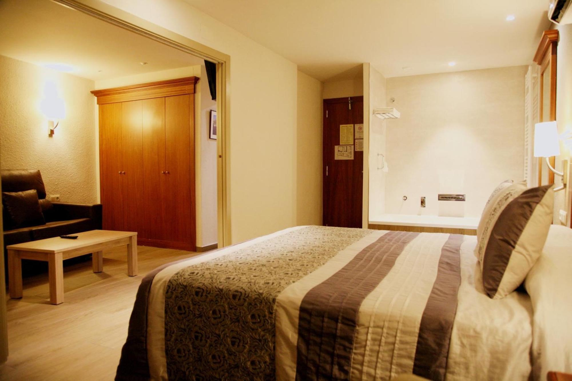 Hotel-Restaurante La Quadra Maçanet de Cabrenys Oda fotoğraf