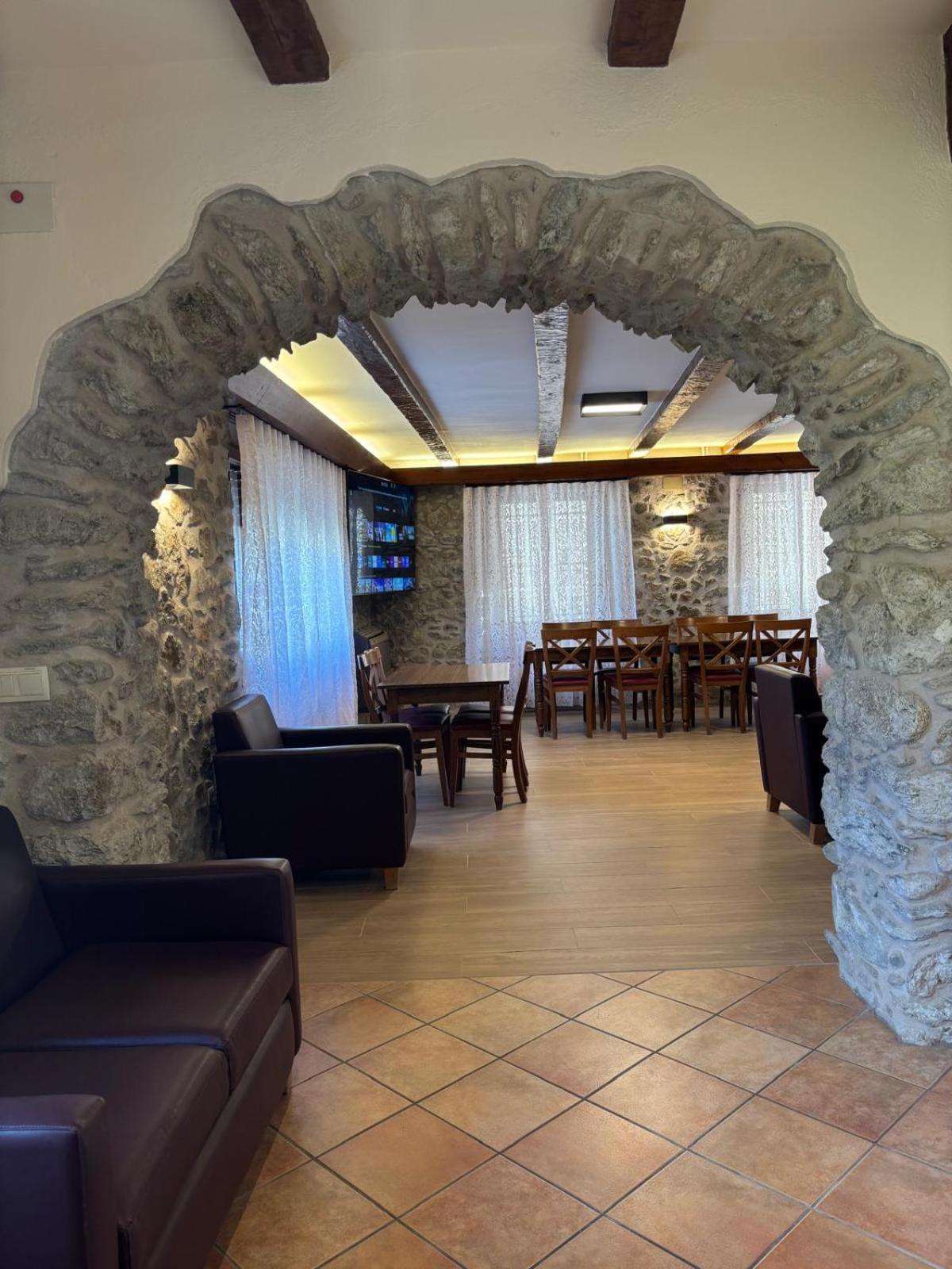 Hotel-Restaurante La Quadra Maçanet de Cabrenys Dış mekan fotoğraf