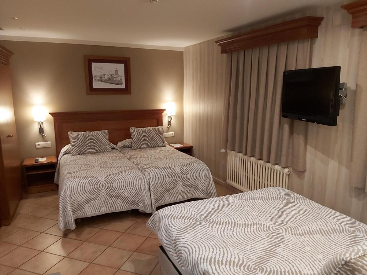 Hotel-Restaurante La Quadra Maçanet de Cabrenys Dış mekan fotoğraf