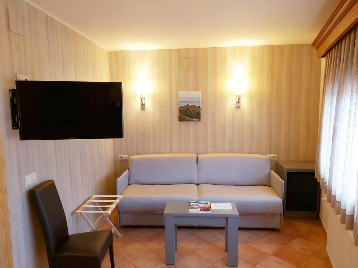 Hotel-Restaurante La Quadra Maçanet de Cabrenys Dış mekan fotoğraf